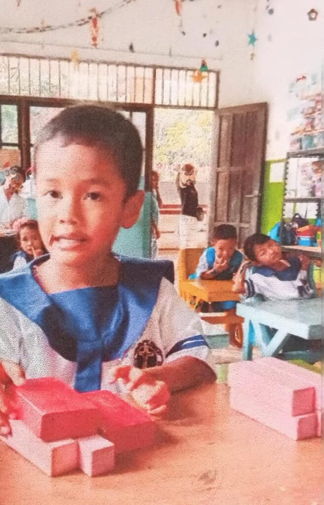 KEGIATAN BELAJAR BERHITUNG MENGGUNAKAN MEDIA BALOK DAN MAKAN BERSAMA DI TAMAN SEMINARI KALIMANTAN