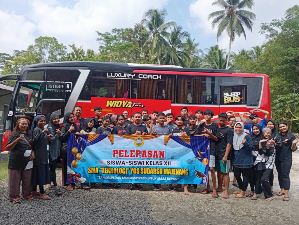 KEBERSAMAAN DAN KECERIAAN PELEPASAN SISWA KELAS XII SMA YOS MAJENANG DI CITUMANG