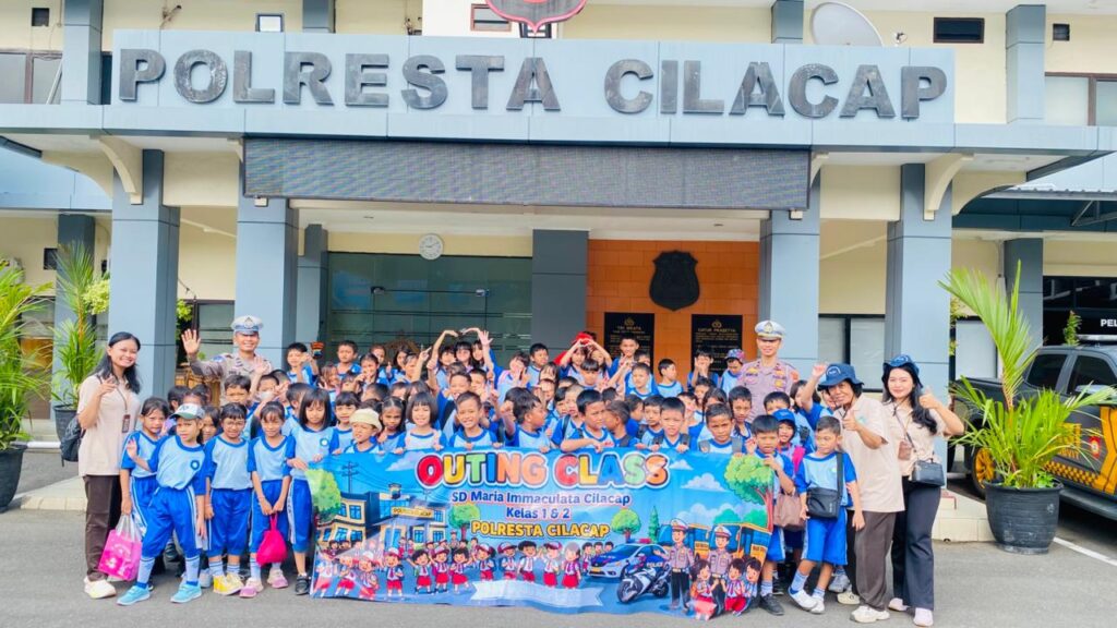 SISWA KELAS 1 DAN 2 SD MARIA IMMACULATA CILACAP IKUTI OUTING CLASS KE POLRES CILACAP