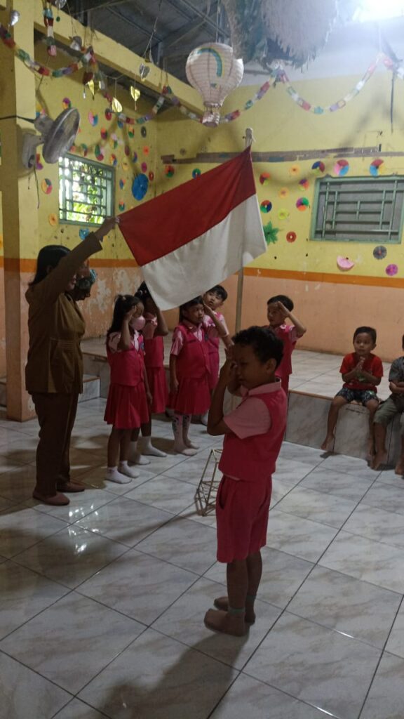 UPACARA HARDIKNAS DI TK YOS SUDARSO MAJENANG BERLANGSUNG TERTIB