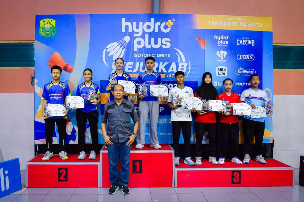 SISWA SMP MARIA CILACAP RAIH TIGA PRESTAS BULUTANGKIS3